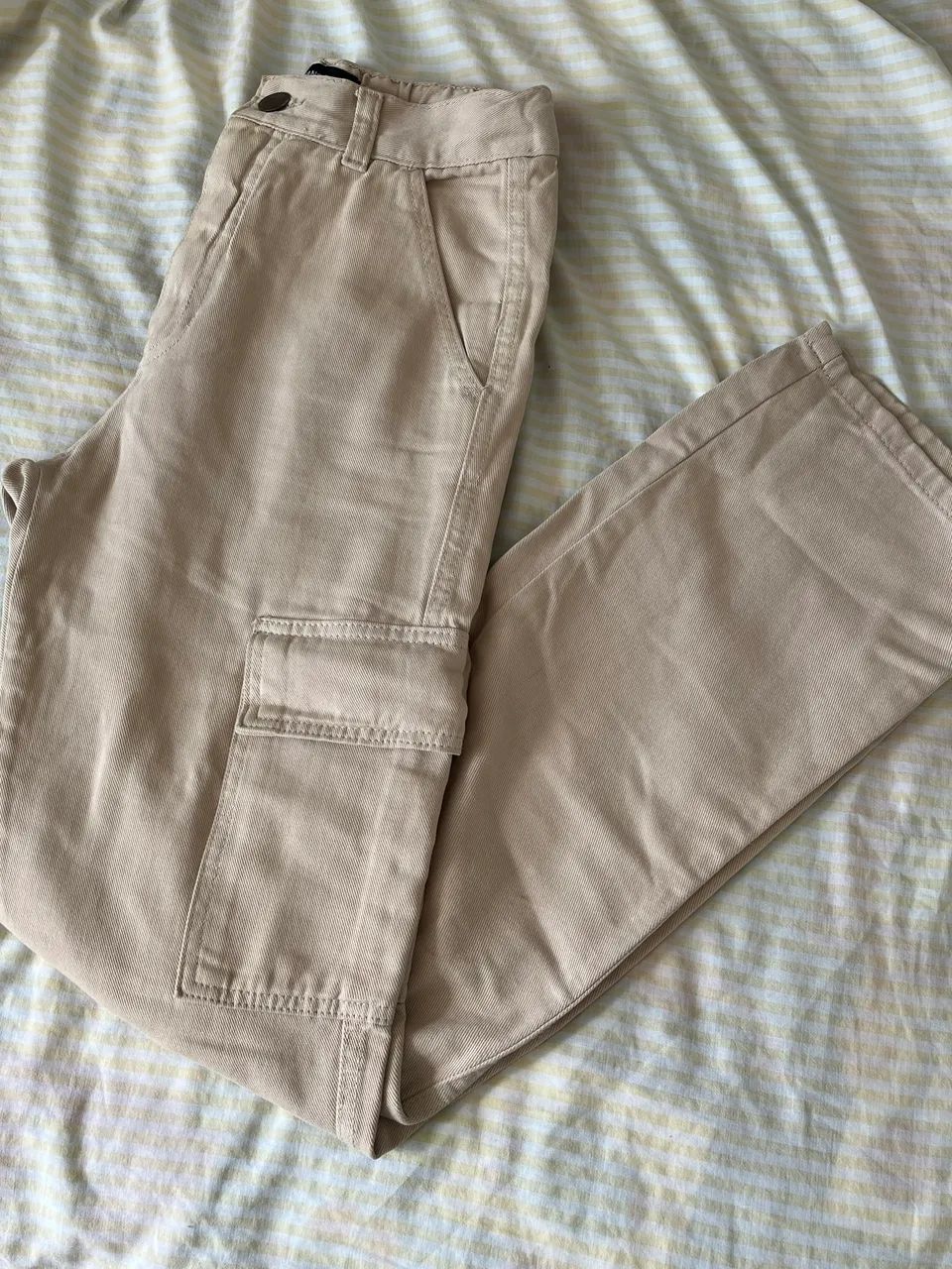 Calça jeans bege cargo  - Foto 4