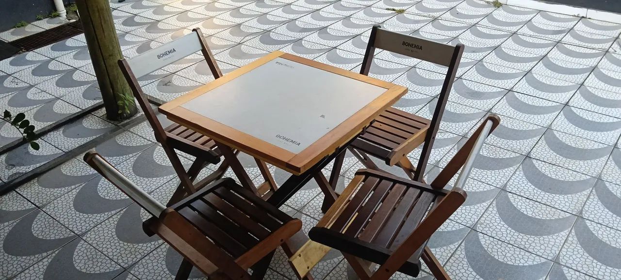 2 jogos de 4 cadeiras e uma mesa