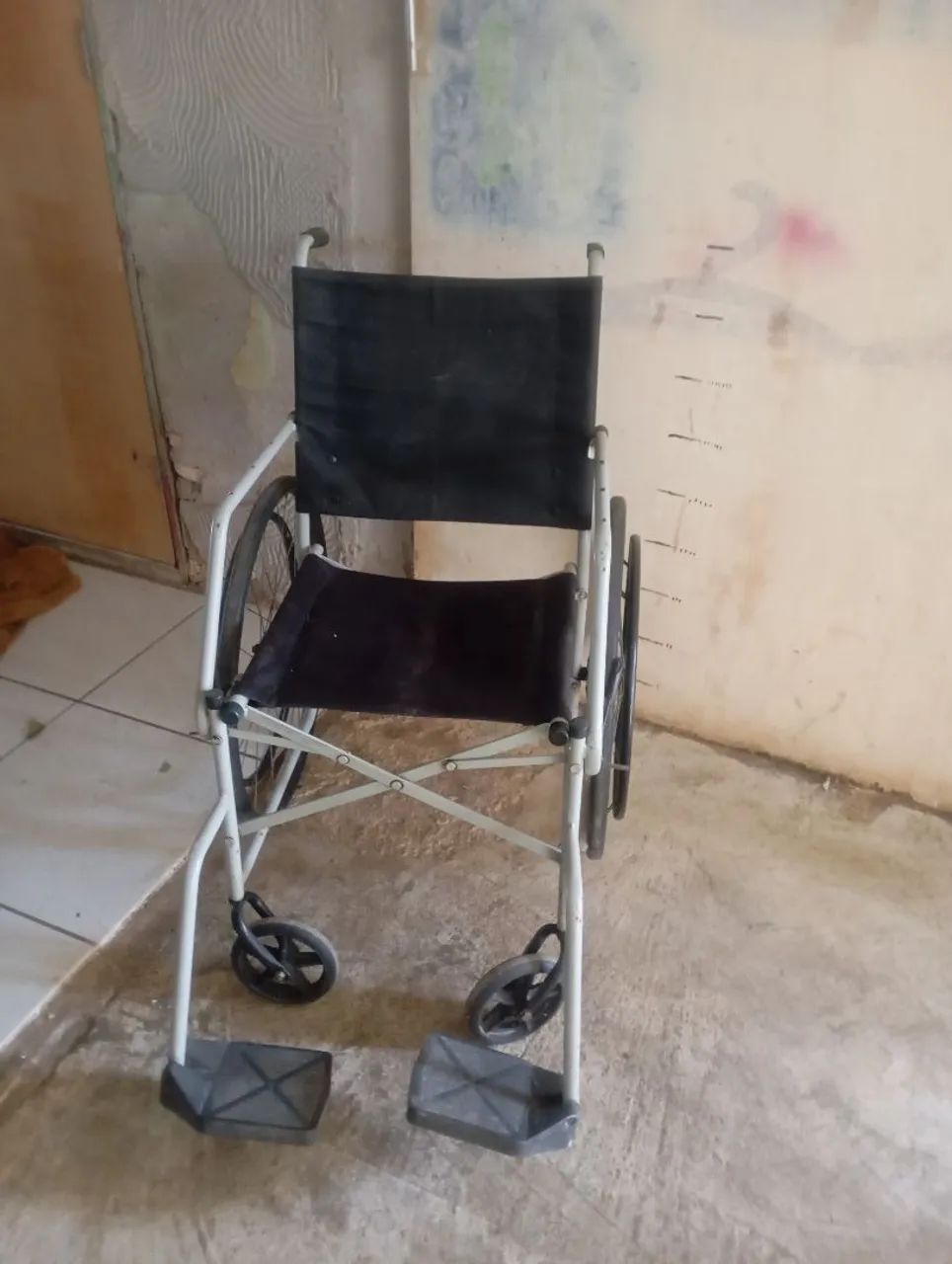Cadeira de rodas em bom estado,250 reais  - Foto 2