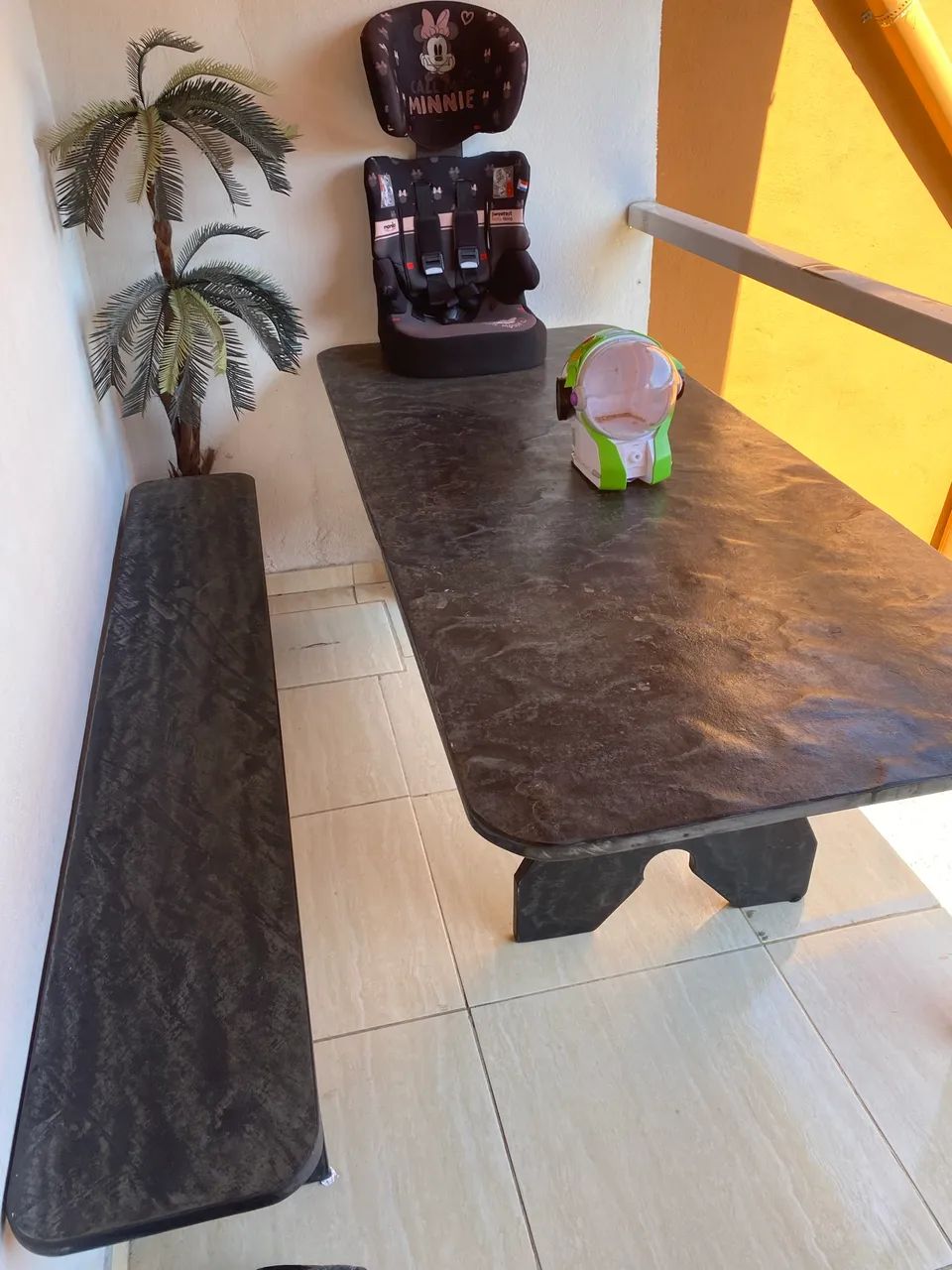 Vendo mesa de ardósia 2 bancos completa 