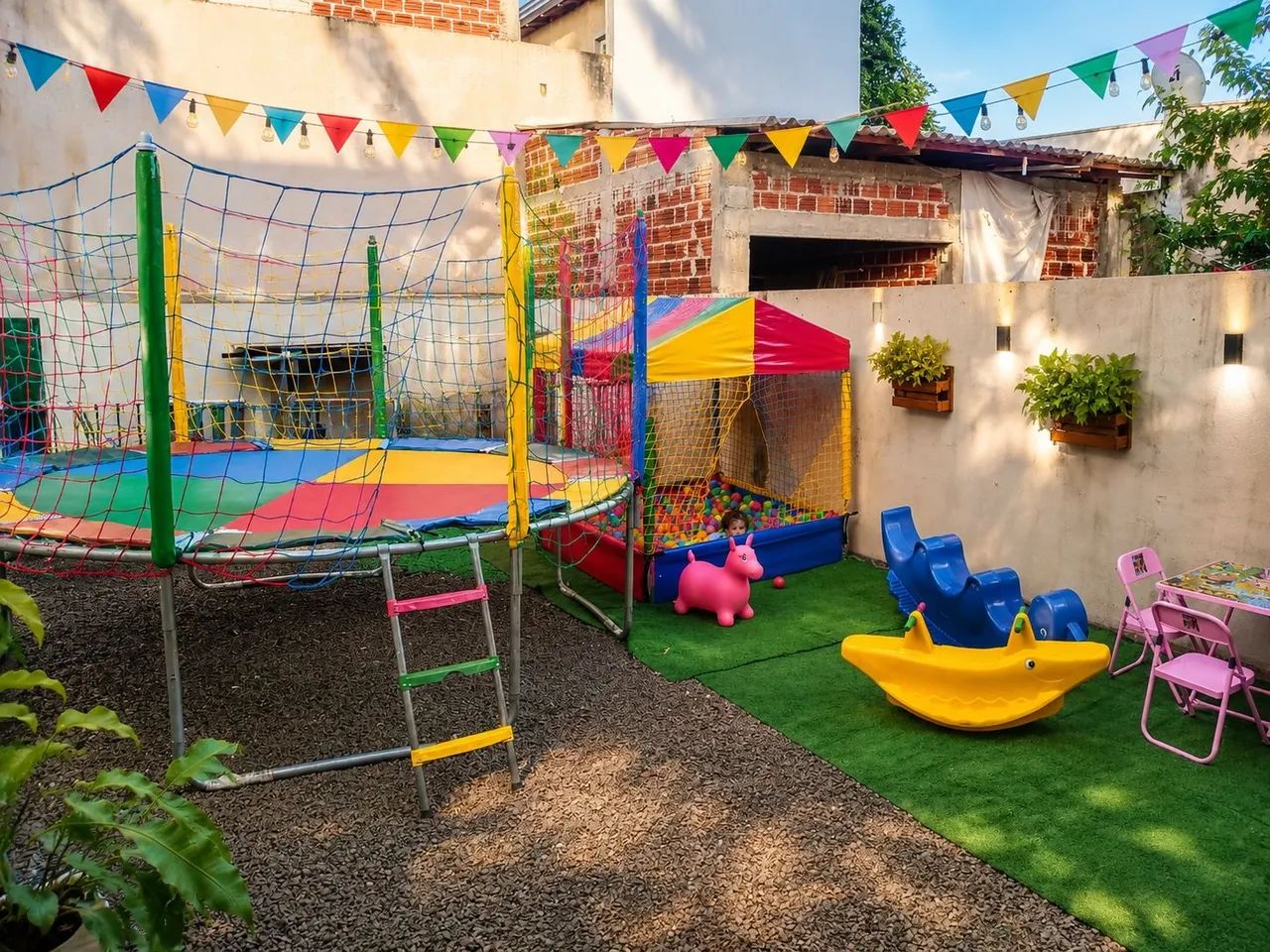 Aluguel de cama elástica, piscina de bolinhas, jogos de mesas para festas  - Foto 5