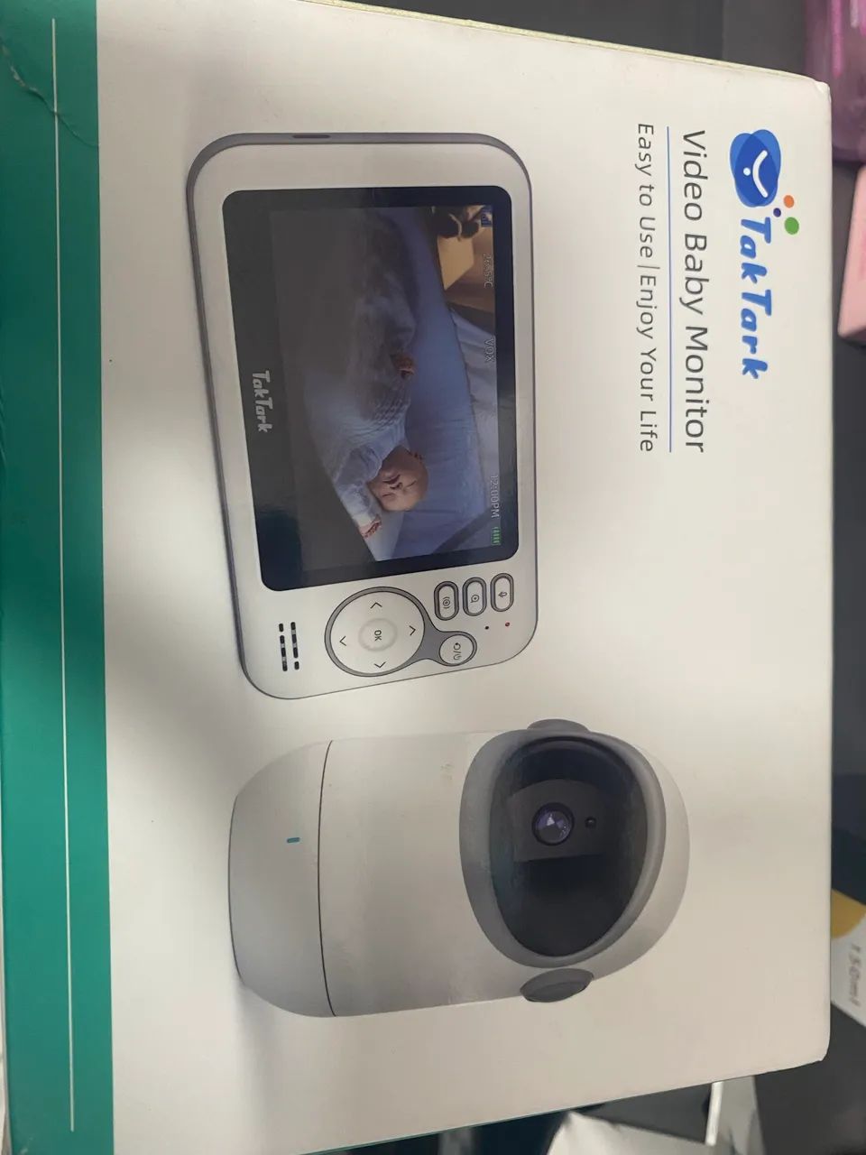 Esta é uma babá eletrônica TakTark BM812 com monitor de 4,3 polegadas e câmera giratória