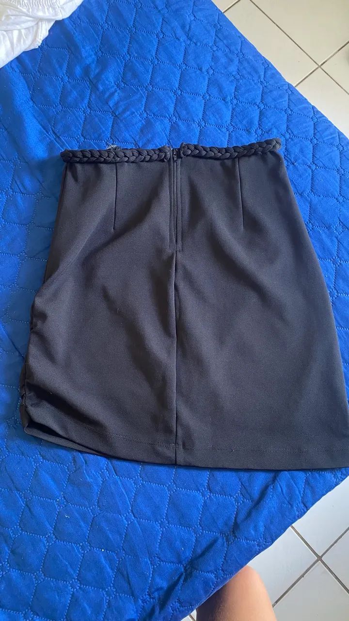 Saia preta com detalhe
