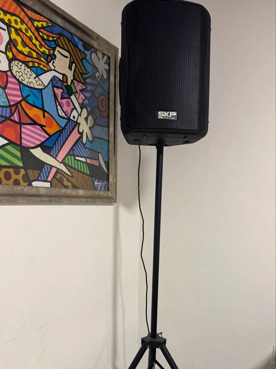 Caixa de som SKP Pro Áudio com tripé e kit microfone  - Foto 4