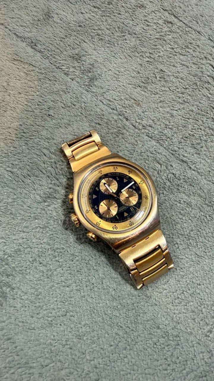 Swatch Cara Preta pirâmide 