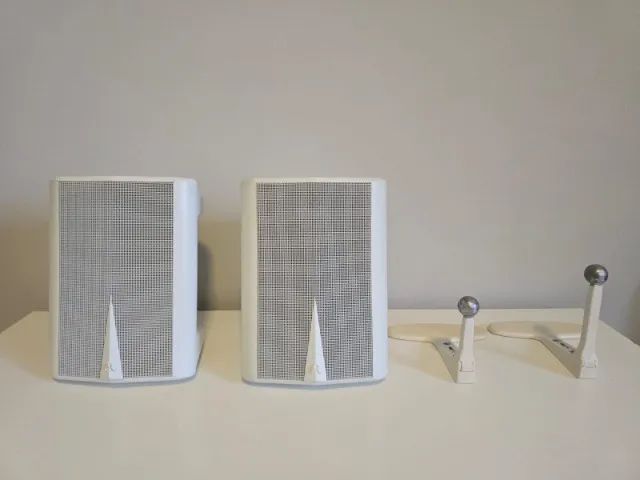 2 Caixas de Som Acoustic Research (AR) Edge Pro com suporte de parede