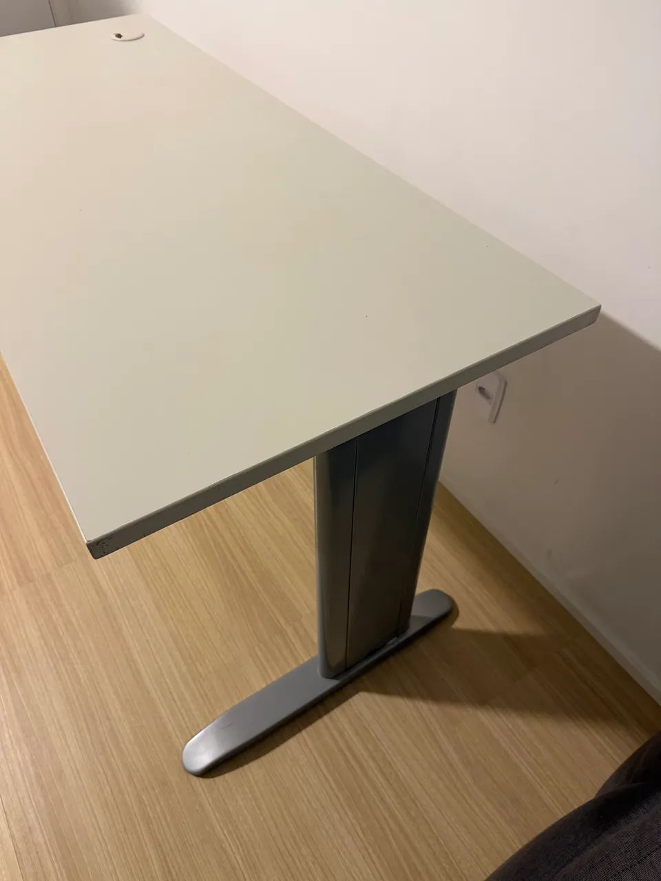 Mesa de Escritório Profissional com Tomadas - Foto 5