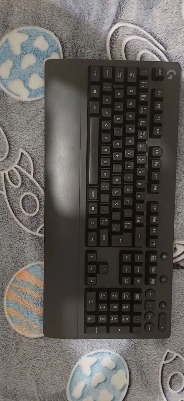 Teclado gamer logitech G213