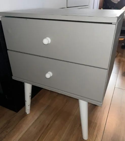 Mesa de cabeceira adesivada