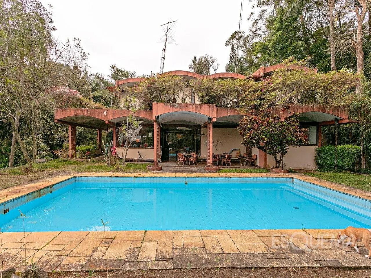 Casa cercada por verde em rua tranquila - Foto 2