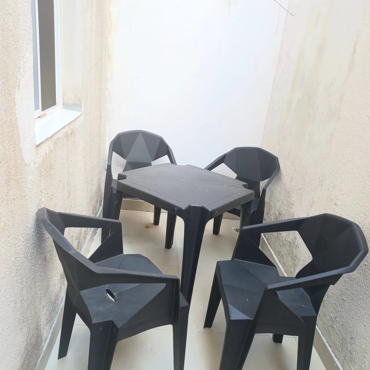 Conj  de mesa com 4 cadeiras Plastica