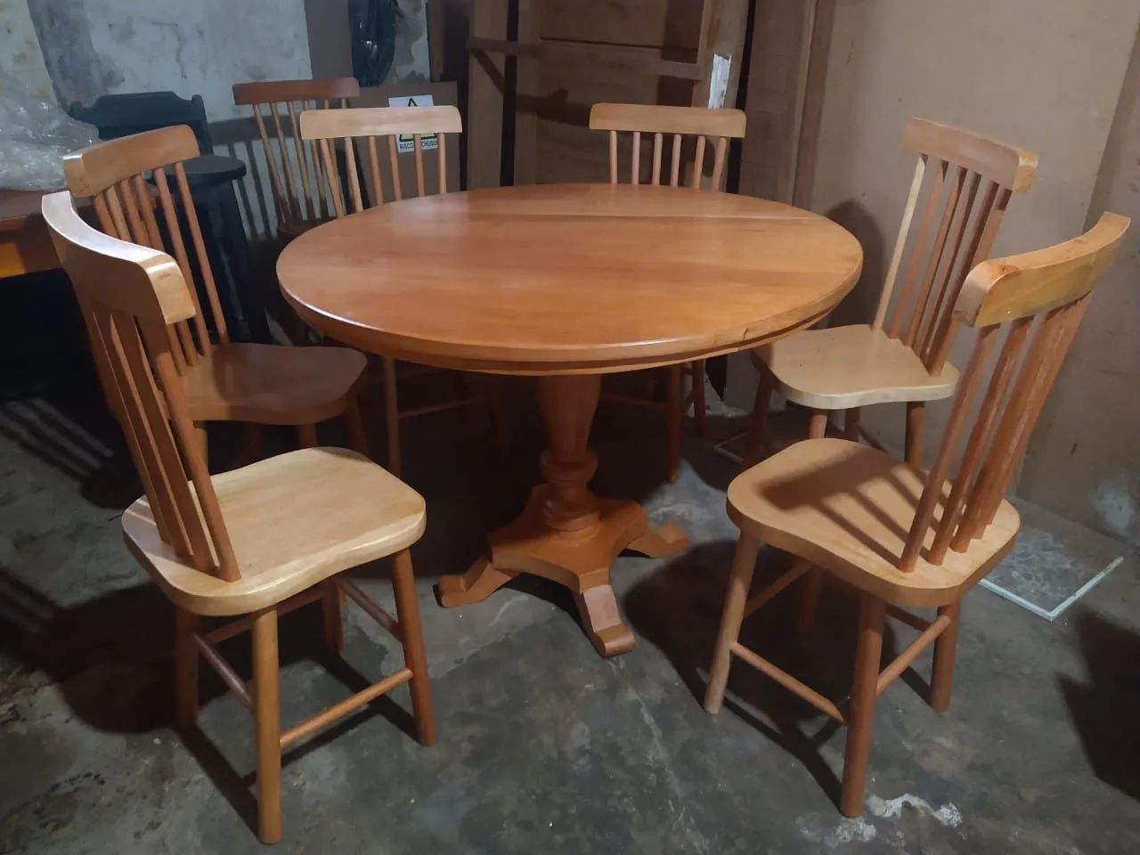 Mesa de jantar com base torneada + 6 cadeiras de madeira maciça