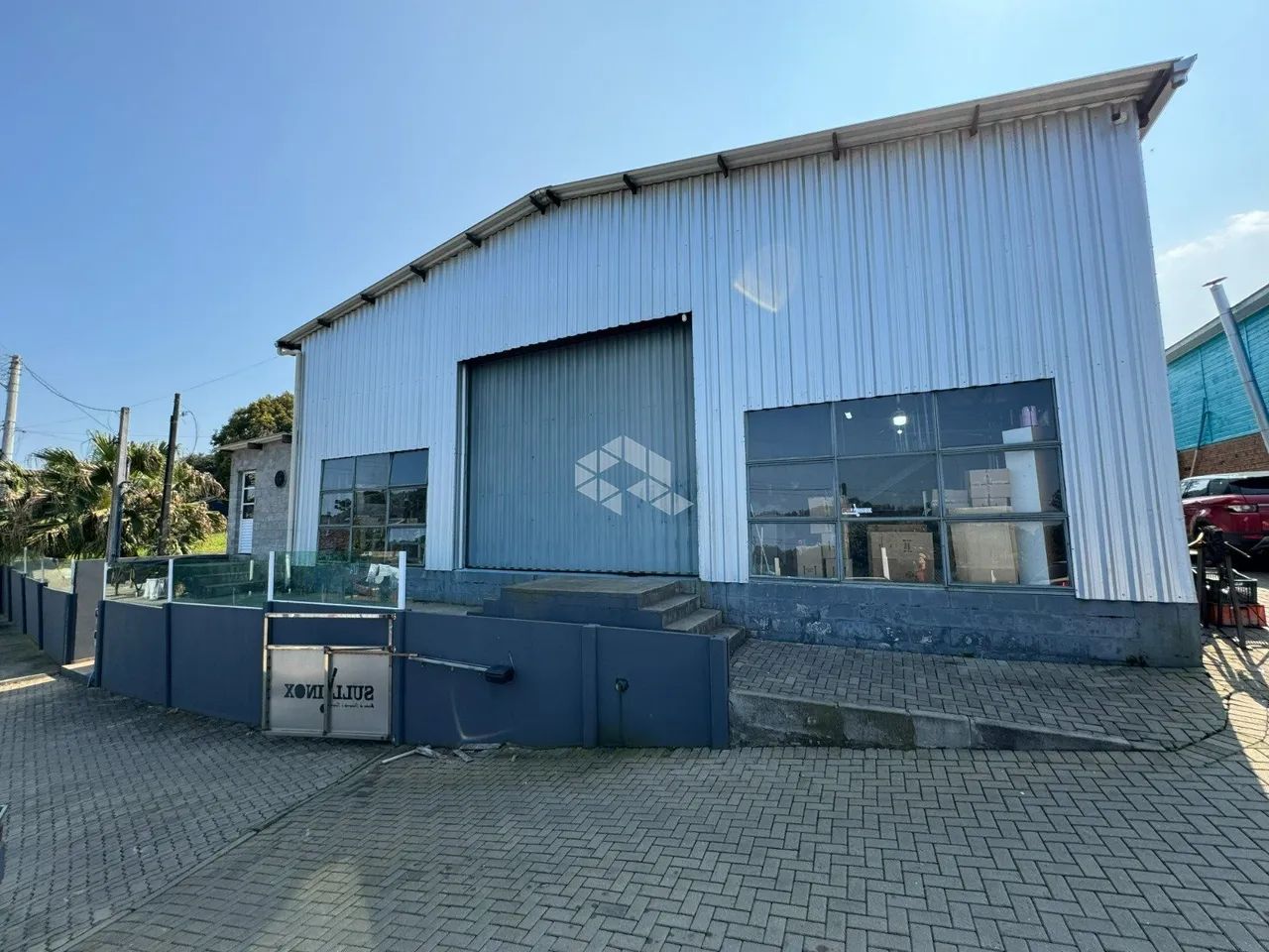 PAVILHÃO 230M² + CASA COM 5 DORMITÓRIOS, COM PISCINA E JACUSI
