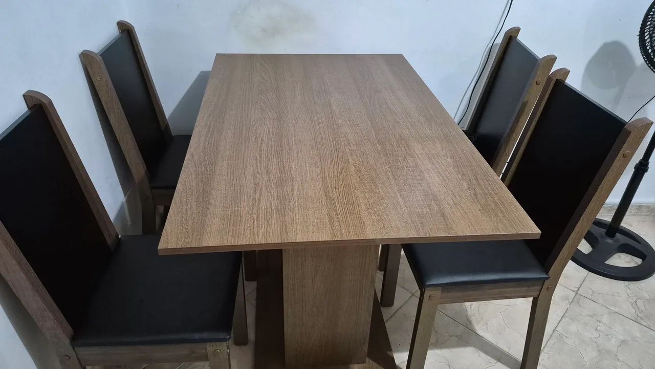 Mesa com 4 cadeiras 
