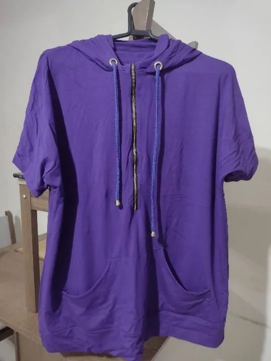 Camiseta de algodão roxa com capuz 