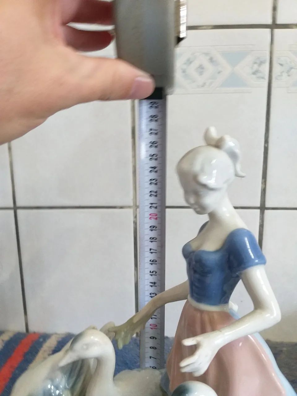 Estatueta em porcelana alemã Bavária, jovem camponesa com seus Gansos, peça de colecionado - Foto 3
