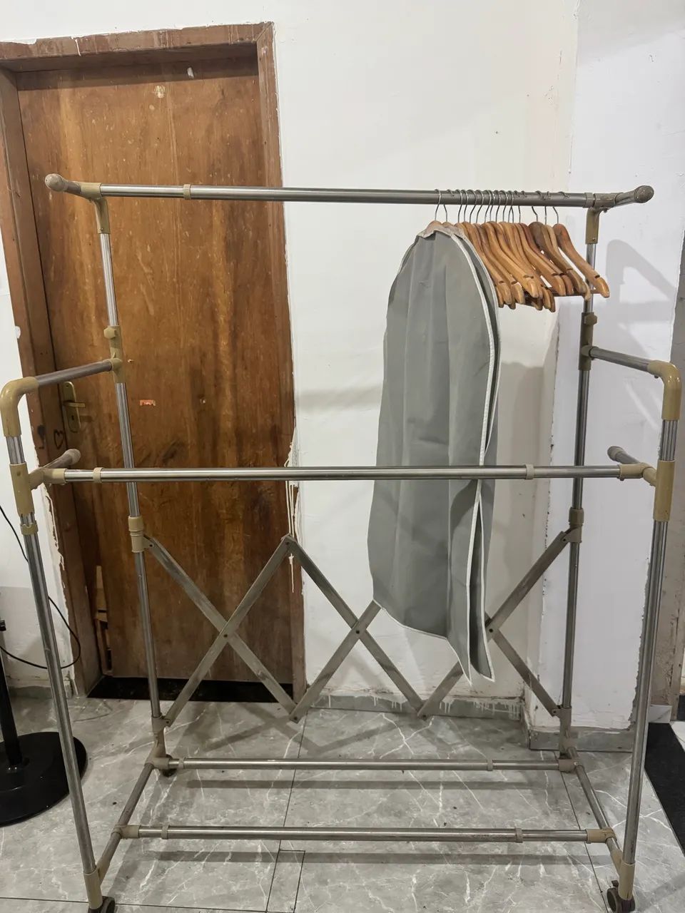 Cabideiro arara cromado para roupas com rodinha  - Foto 2