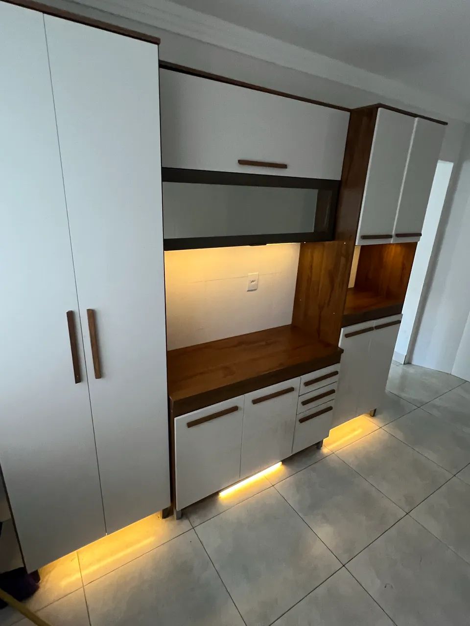 Título da OLX  Armário de Cozinha Grande 2,25x2,25 com LED e Vidro Semi Novo