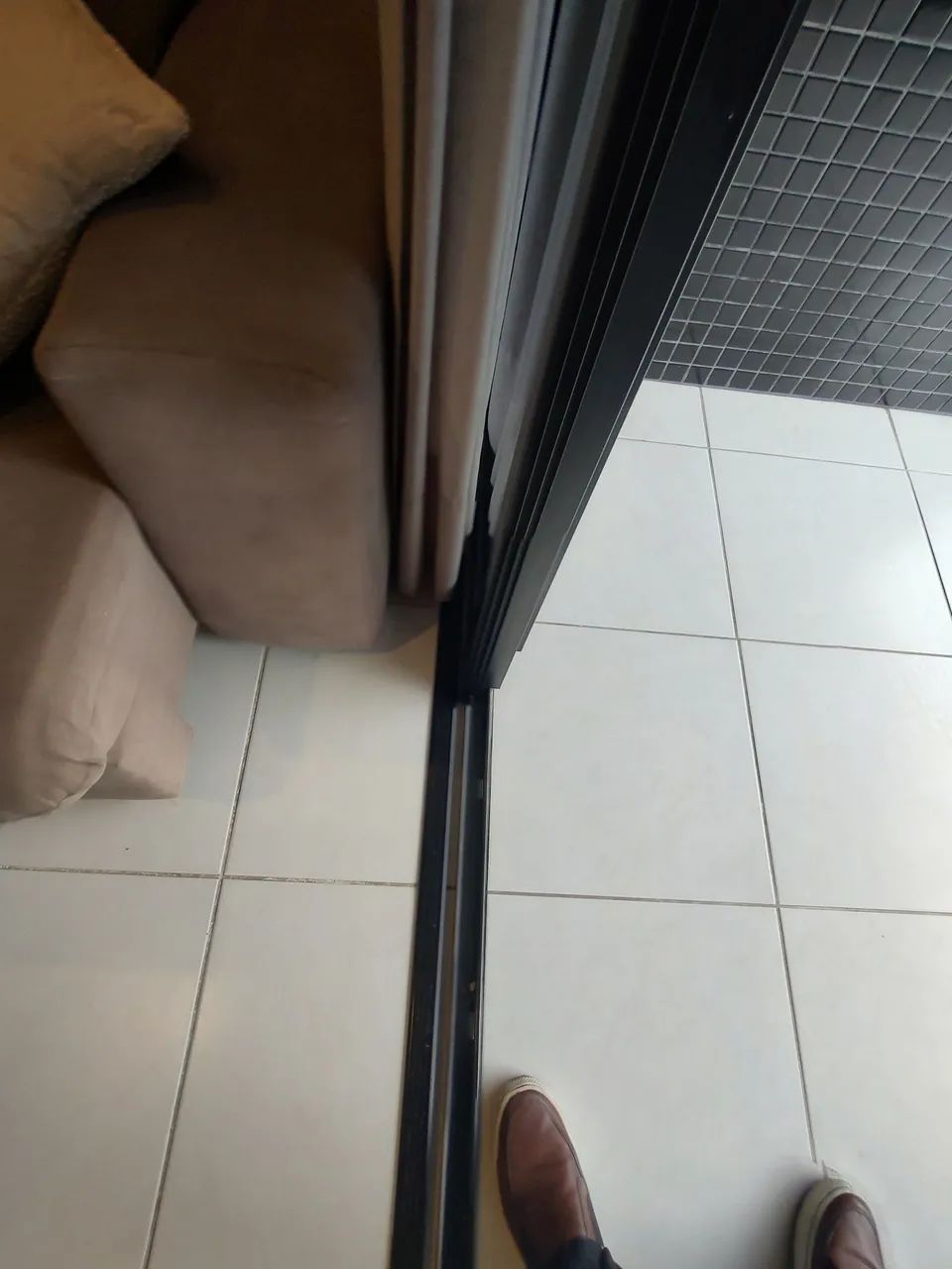 Vendo porta de correr em alumínio preto e vidro preto  - Foto 2