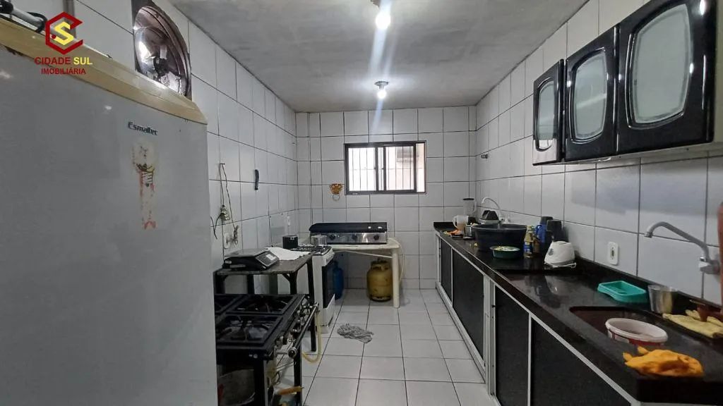 Casa com comercio á venda, térreo e primeiro andar, 2 quartos sendo uma suíte