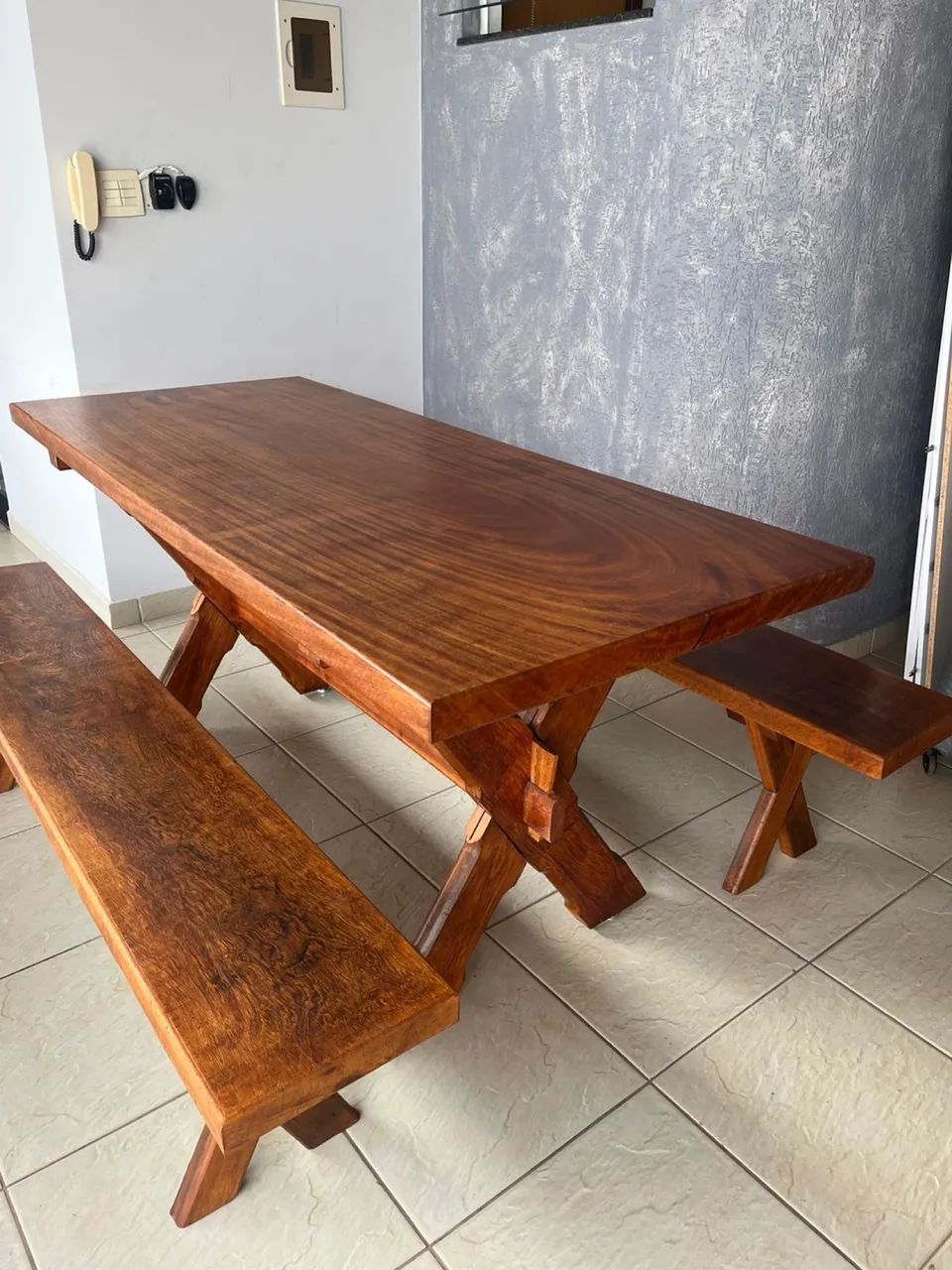 Conjunto chácara: mesa 2 metros mais bancos em madeira nobre  - Foto 3