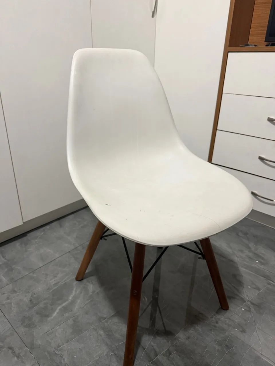 Eames Eiffel branca, com pés de madeira usada