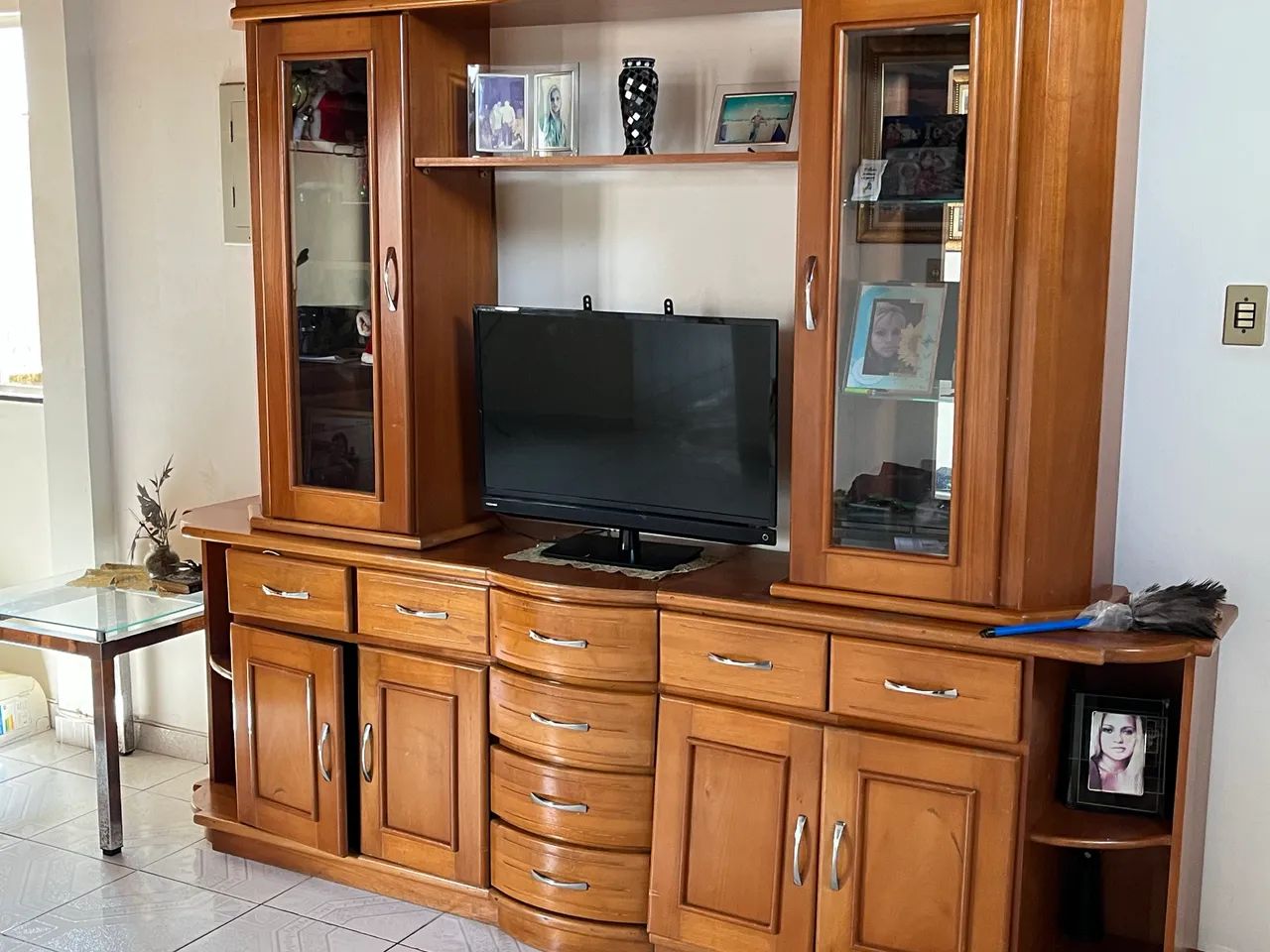 Armário com vitrine 