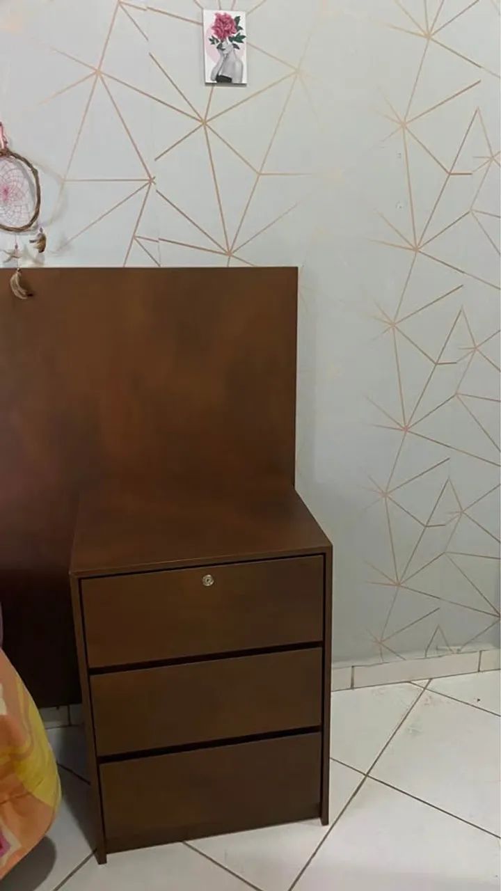 Mesa de Cabeceira com 3 Gavetas e Chave - Foto 3