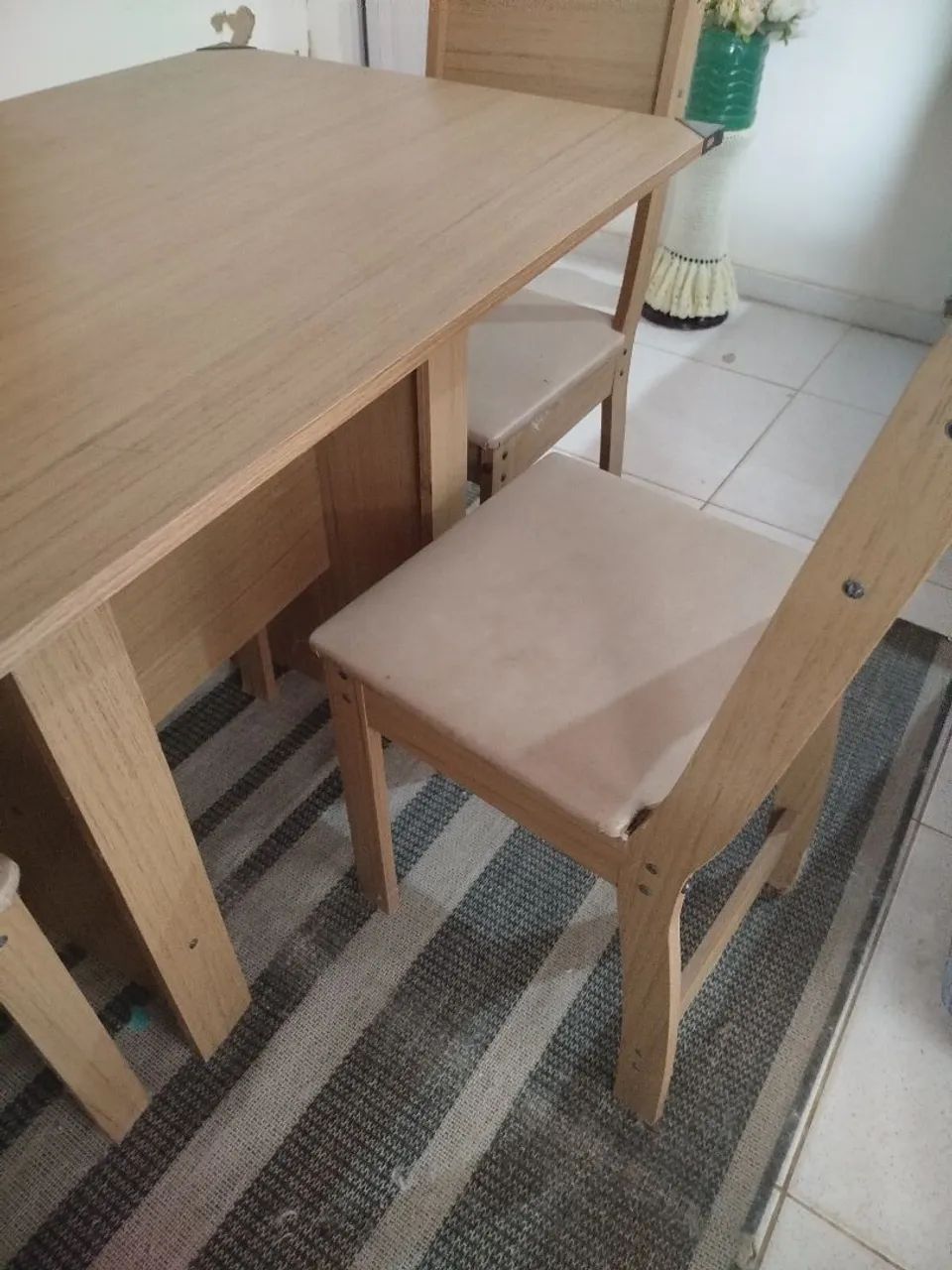 Vendo mesa com 4 cadeiras de madeira, usada