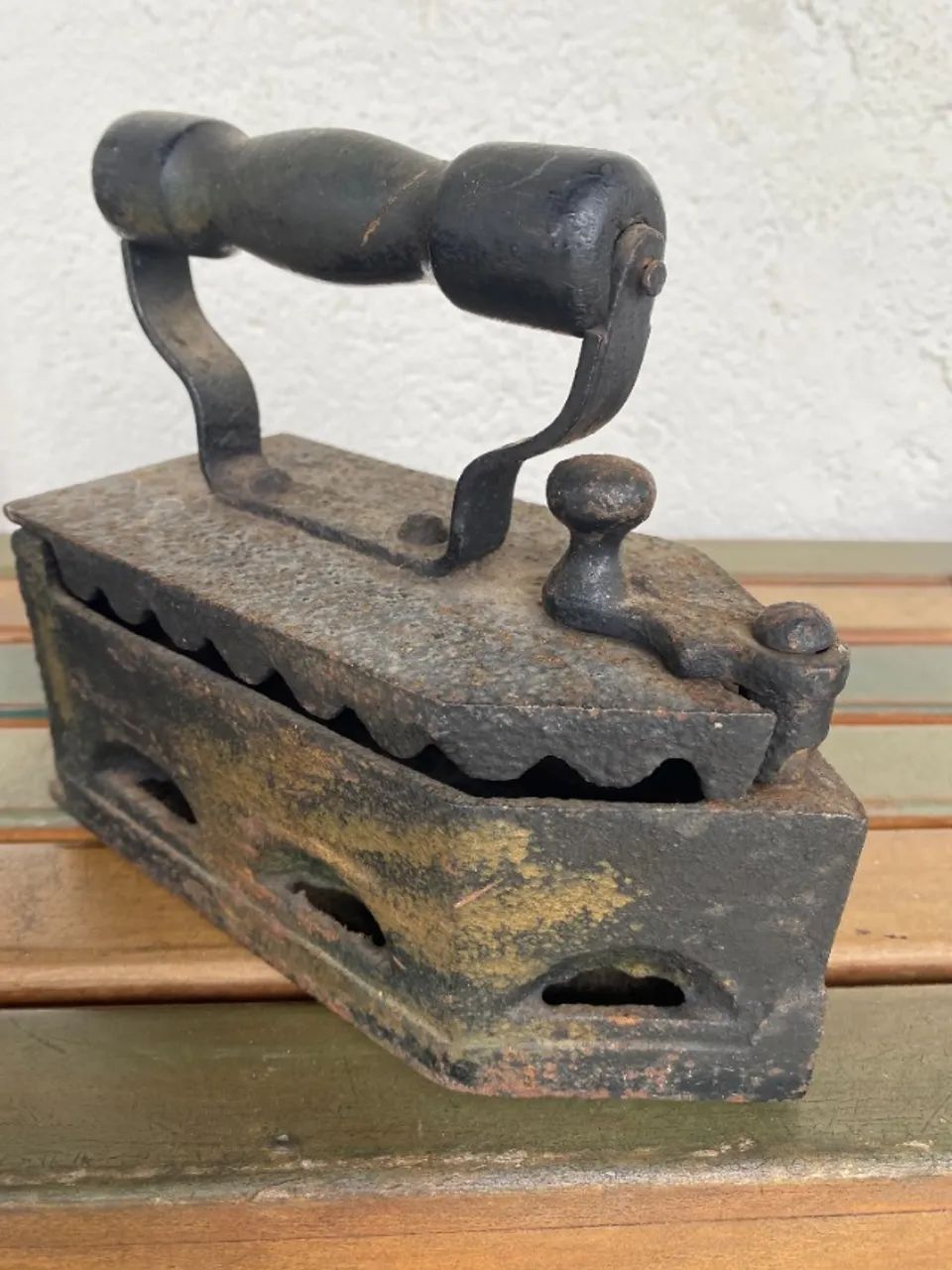 FERRO DE PASSAR ANTIGO CARVAO FEITO DE FERRO FUNDIDO - Foto 2