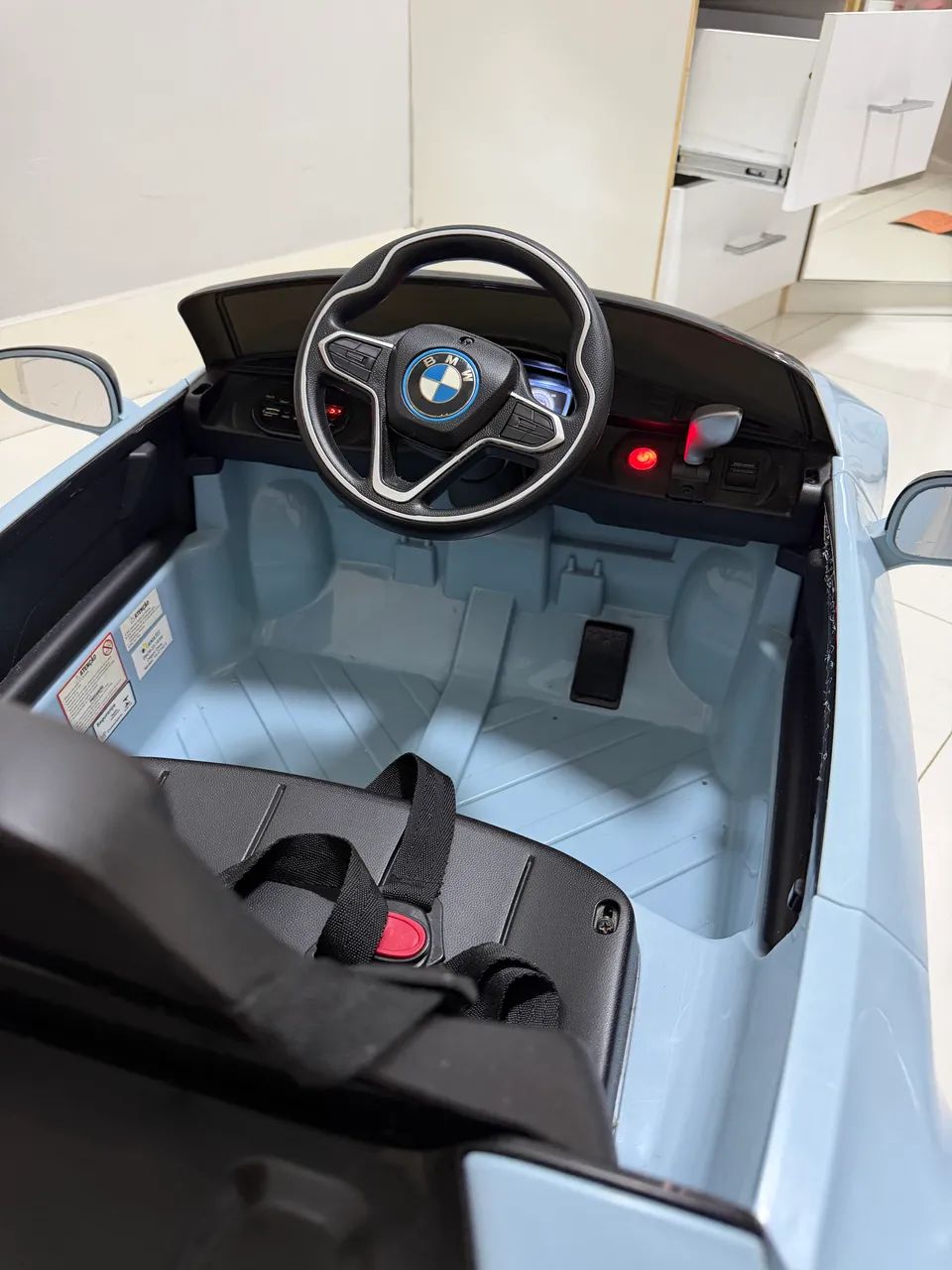 Carro elétrico BMW azul 