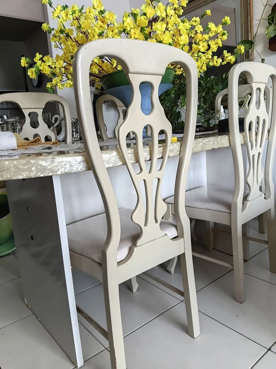 Mesa de jantar , resina perolada, com cinco cadeiras. - Foto 3