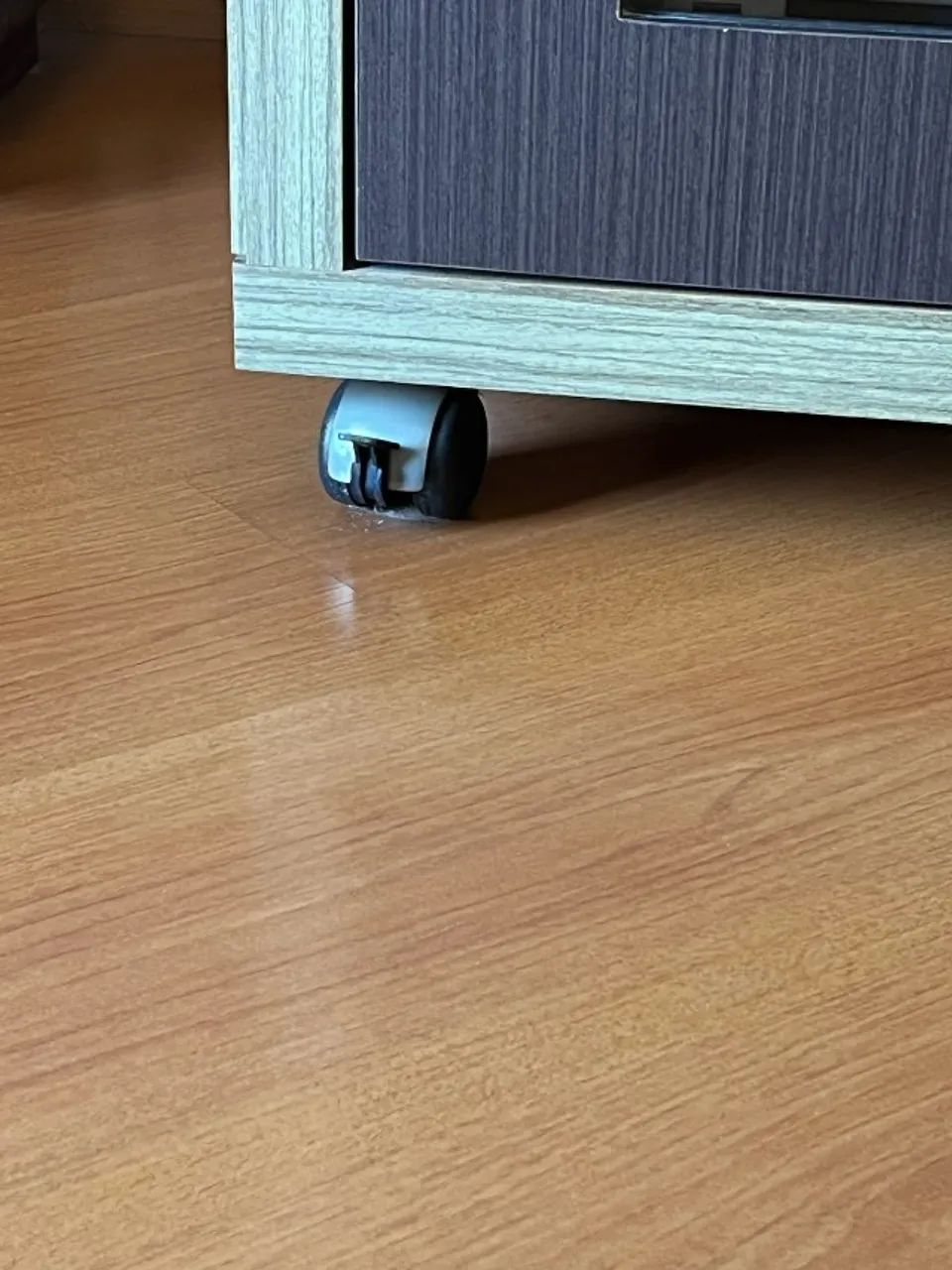 RACK EM MDF COM PORTAS DE VIDRO E RODÍZIOS (C003) - Foto 4