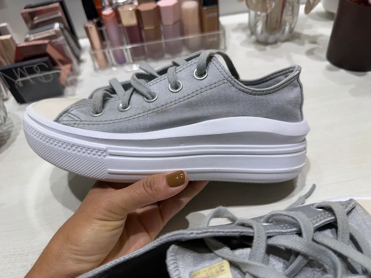 Tênis Converse All Star Chuck na cor cinza - Foto 2