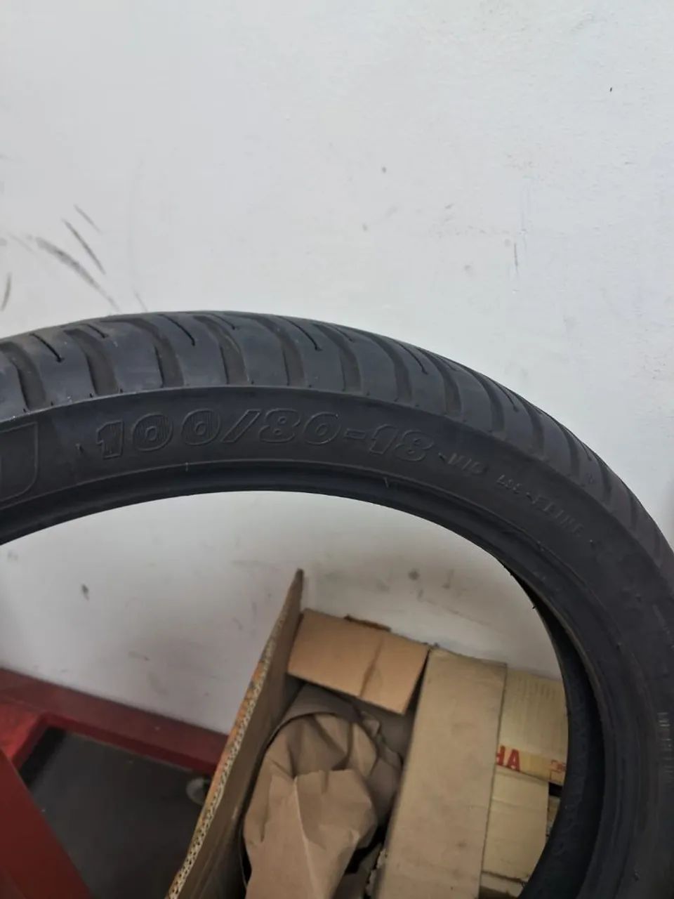 Pneu de moto Michelin 100/80-18 com furo 