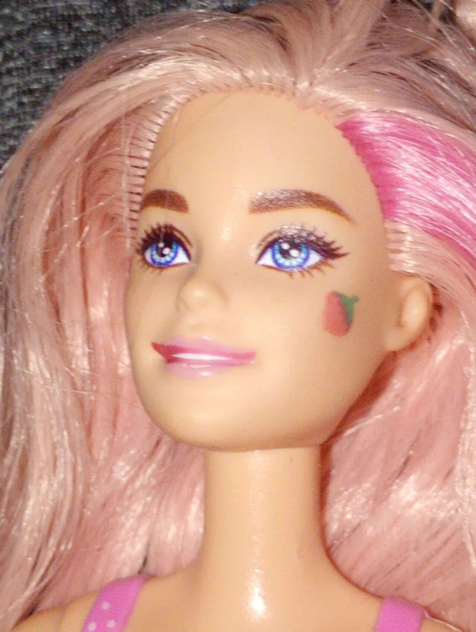 Barbie Pop Reveal Fruit Series Morango  - Boneca Articulada - Foto 4