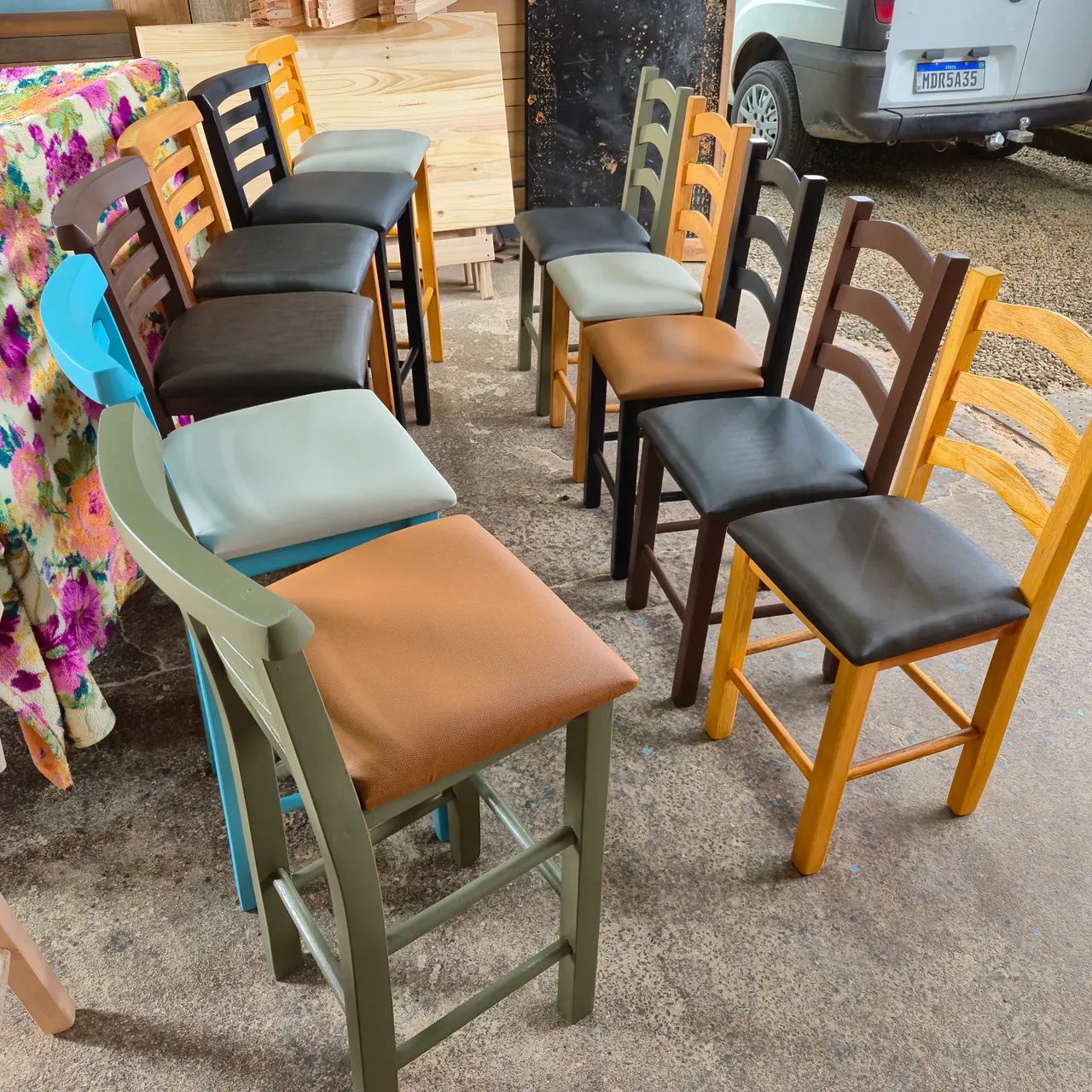 Banquetas e cadeiras com estofado  - Foto 2