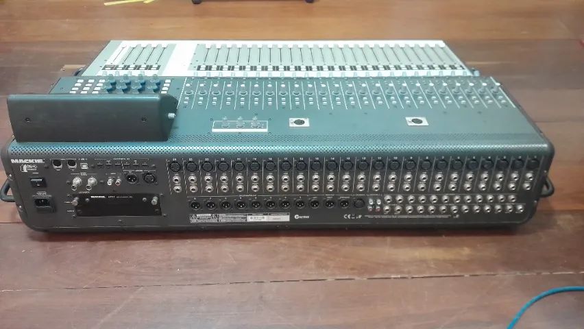 Mixer Mackie TT 24 com case - Foto 3