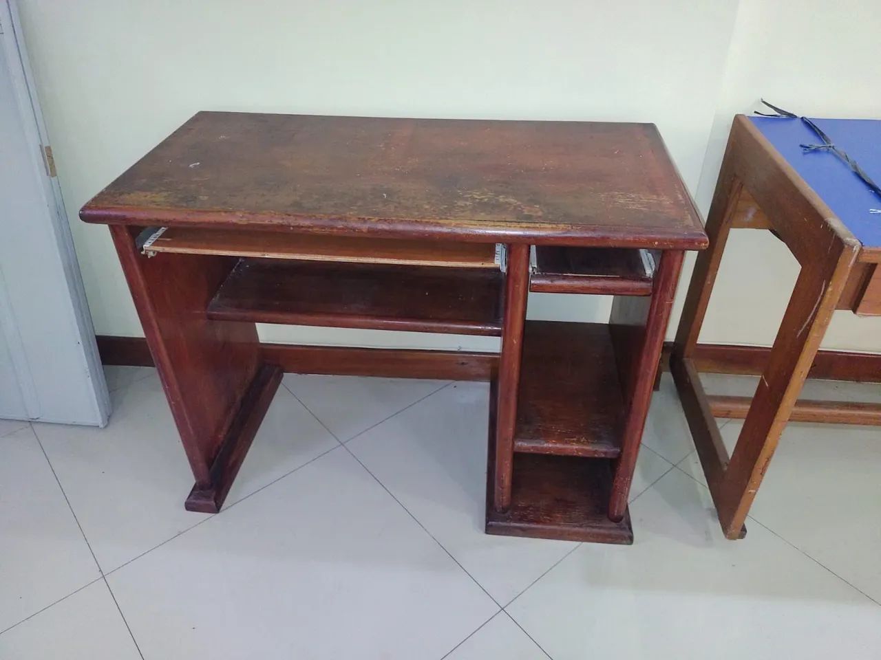 Rack para computador, tipo escrivaninha, em Mdf, original. E outros!