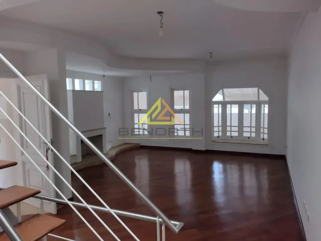 Sobrado em Santana com 296 m² com 3 suítes e 3 vagas de garagem.
