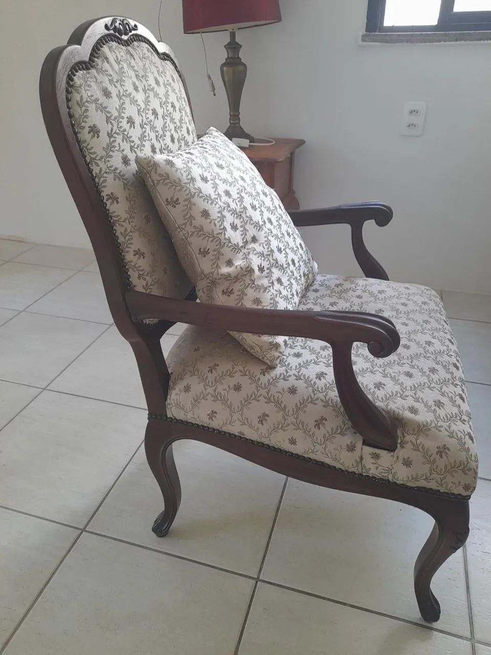 Par de Poltronas Estilo Luís XV em Madeira Maciça - Foto 2