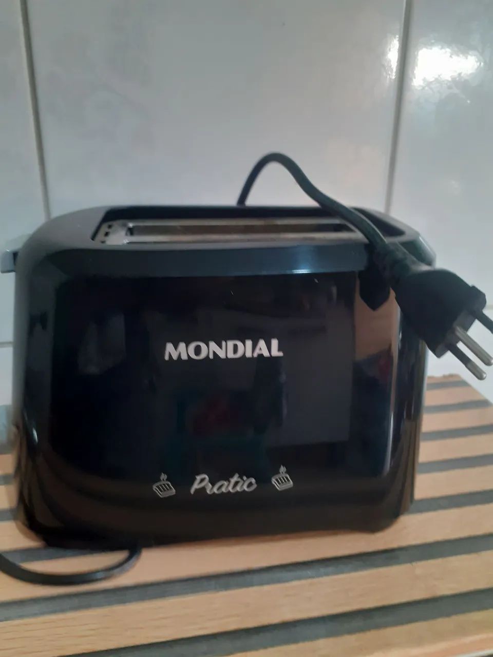 Vendo uma torradeira. 