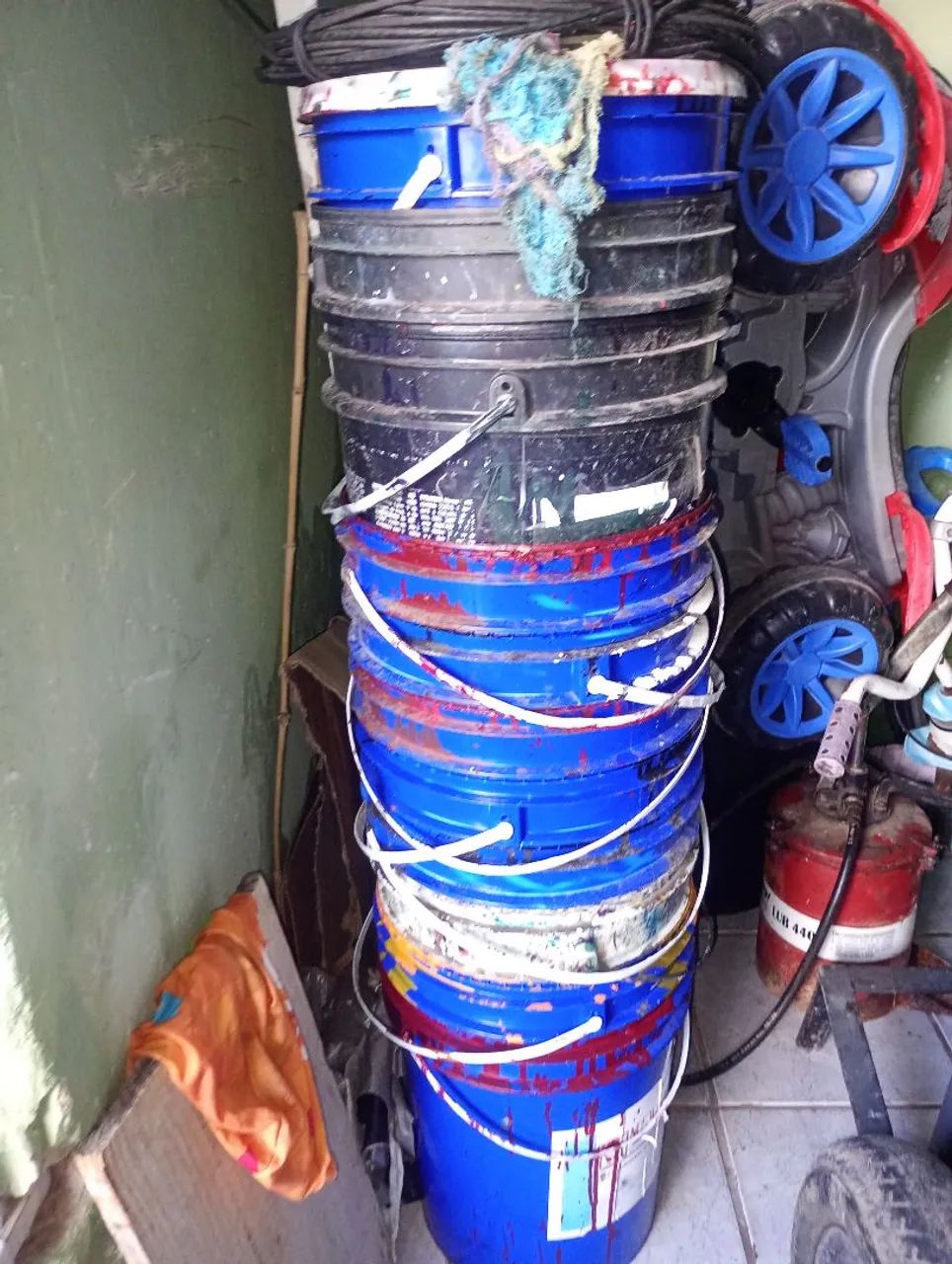 Vendo baldes de plástico grande 2 reais cada Josafá *27