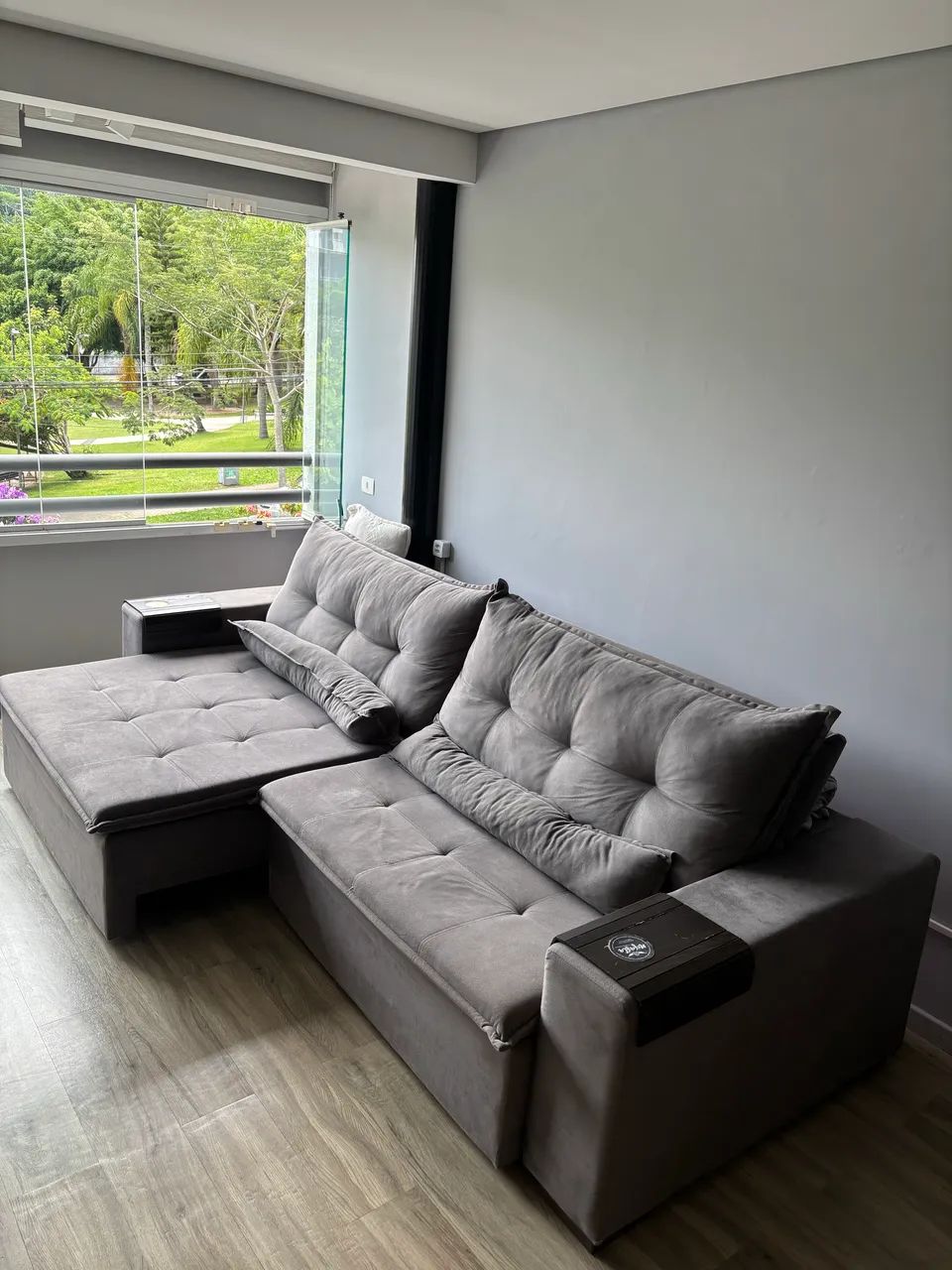 Sofá retrátil Impecável, máximo conforto.