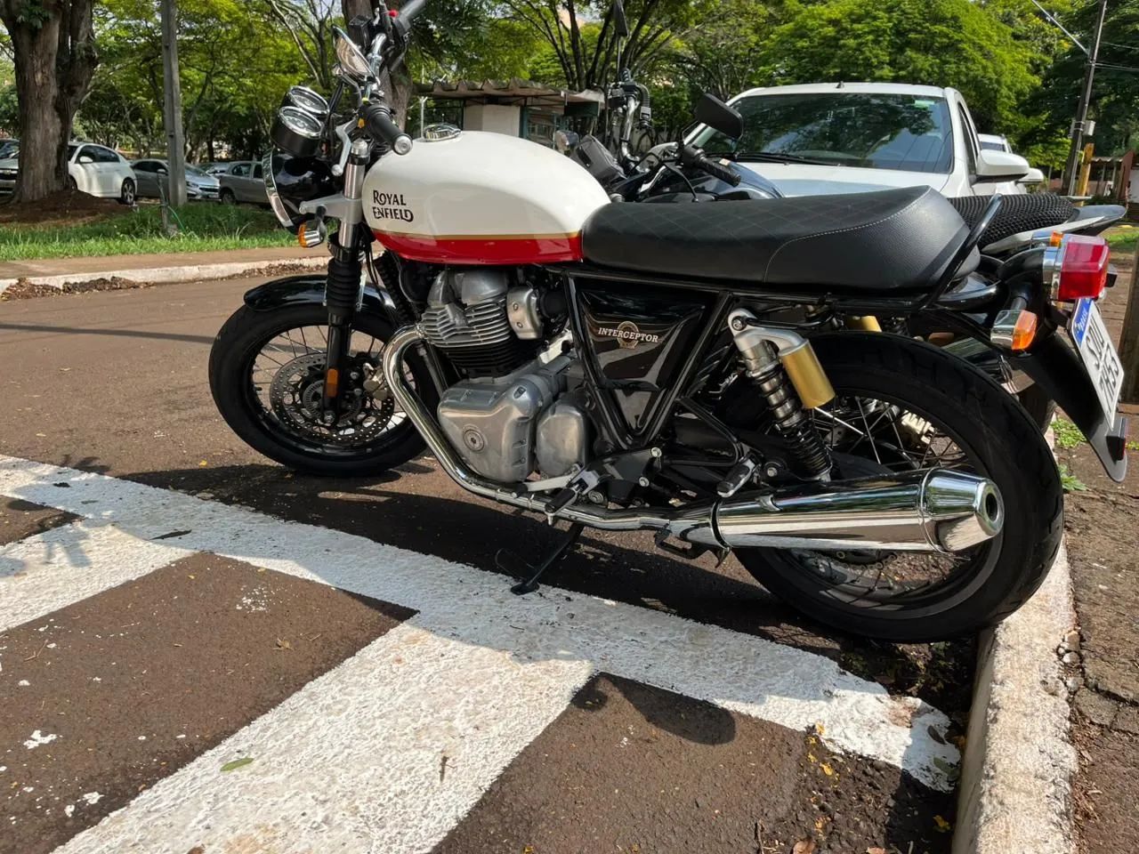 Interceptor 650 cobservada
