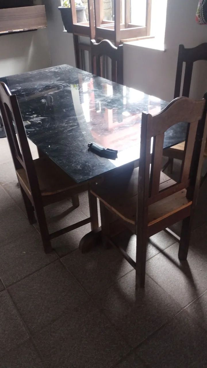 Mesa de 6 lugares de madeira e vidro