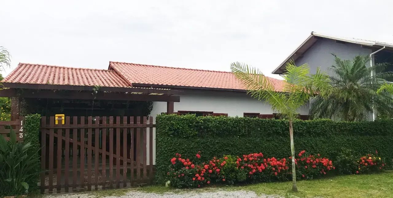 Casa com Escritura Pública  4 Dormitórios  Terreno 322m² Morro das Pedras - Florianópolis 