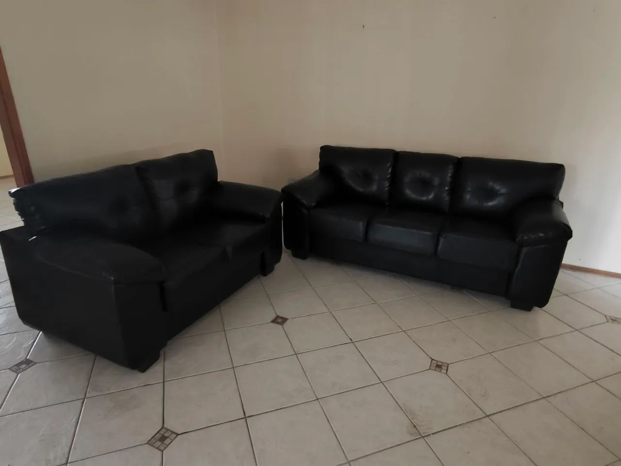 Vendo sofá 2 e 3 lugares corino preto - Foto 2