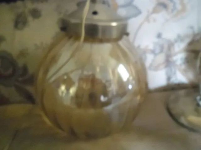 02 luminarias antigas na cor ambar com a instalação de ferro.  - Foto 3