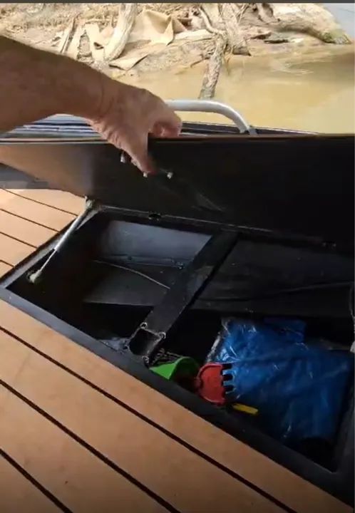 Lancha semi nova linda 